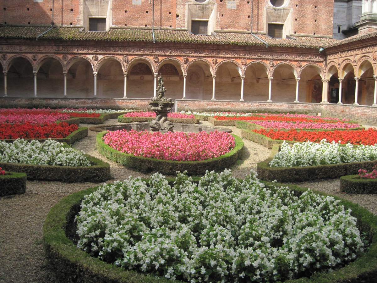 5- Pavia- Angolo del chiostro con il giardino e la fontana